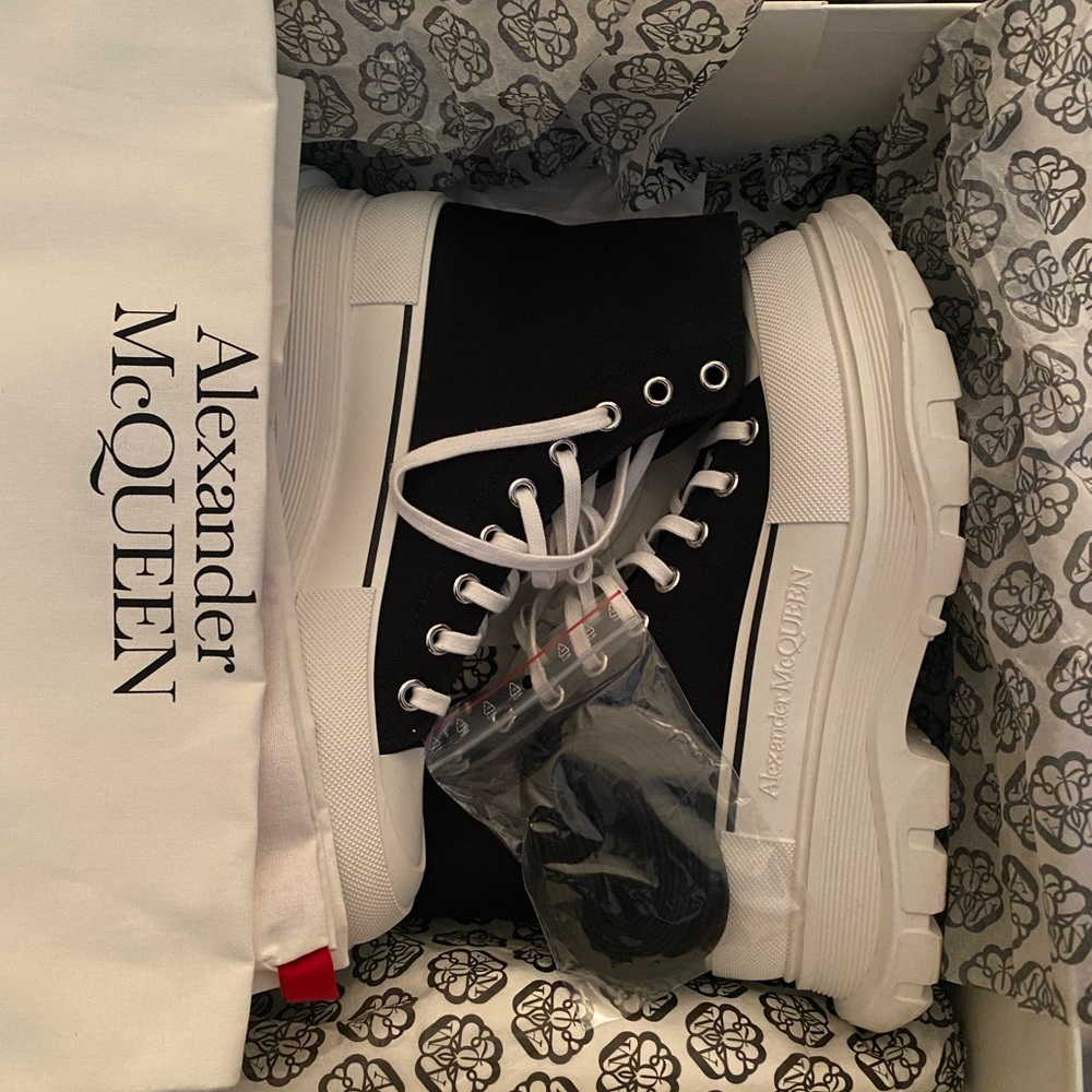 Alexander McQueen Tread Slick high top sneaker